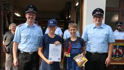 Jugendfeuerwehrwart Leon Klemm (li.) und sein Vertreter Henrik Raatz (re.) mit den Siegern des Orientierungsmarsches von der Ortsfeuerwehr Klein Heidorn.  (Foto: gi)