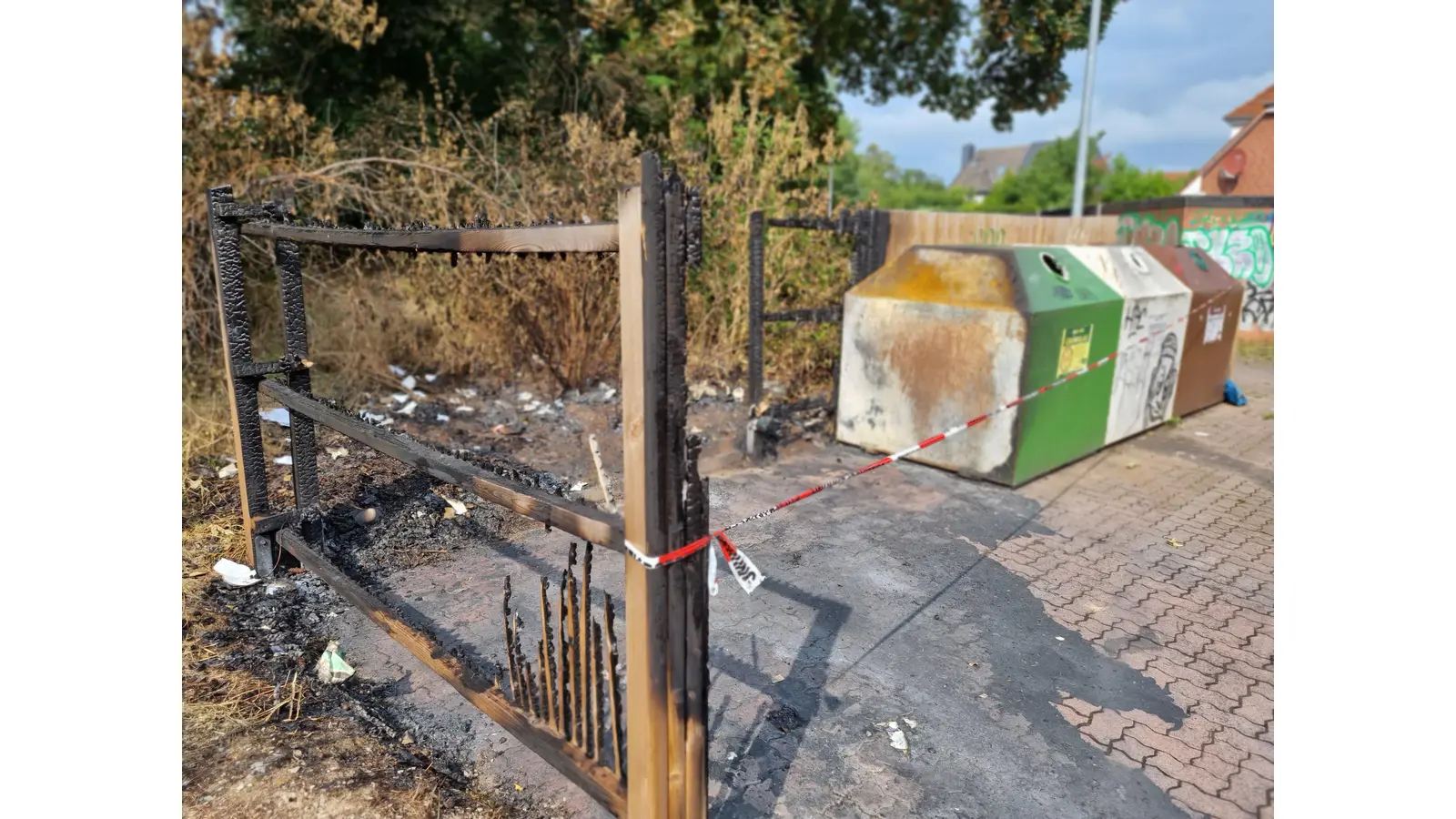 Niedergebrannt: Ein Papiercontainer in der Straße Nordrehr.