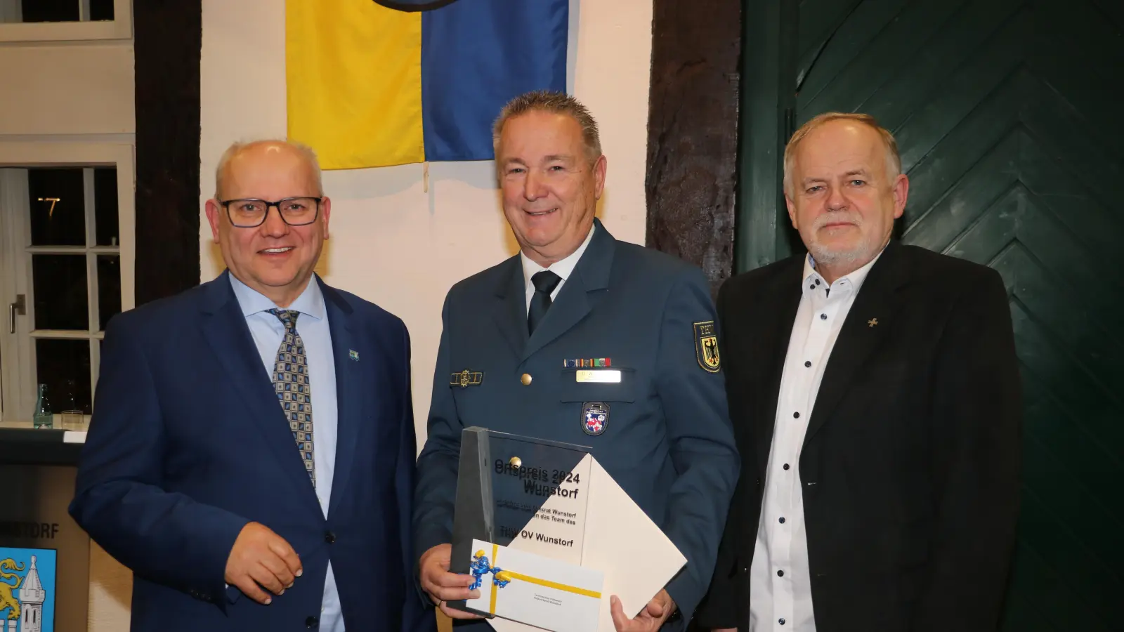 Bei der Verleihung (v.li.): Thomas Silbermann, Udo Wunnenberg und Manfred Gröne. (Foto: gi)