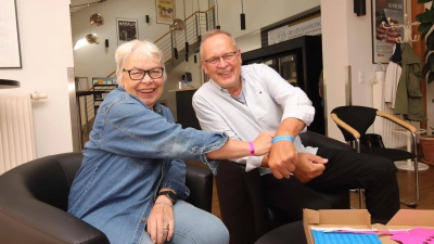 Mit Vorfreude in der Theaterbar: Heike Leitner vom Kulturnetzwerk und Friedrich Kampe von Meervocal. (Foto: tau)