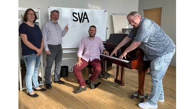 v.l.n.r.: Anja Börke (Fachleitung), Johannes Klose (Prüfungsvorsitzender), Manolis Stagakis (Schulleiter Musikschule Schaumburger Märchensänger), Lutz Göhmann (Schulleiter KJMS). (Foto: privat)