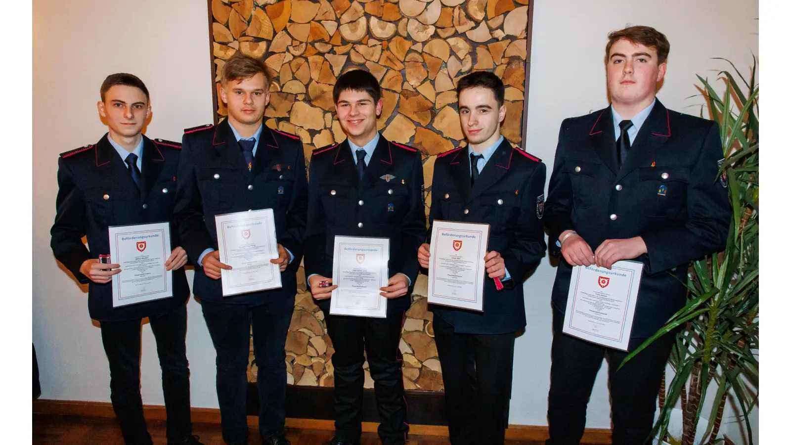 Zu Feuerwehrmännern wurden (von links) Miles Neuber, Conner Nürnberg, Silas Oliver John, Julian Mix und Tom Heine befördert.  (Foto: Jedamzik)