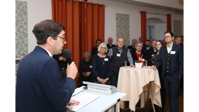 Der Vorsitzende der Stadthäger SPD Jan-Philipp Beck gibt beim Neujahrsempfang einen Überblick über die aktuellen lokalpolitischen Themen. (Foto: bb)