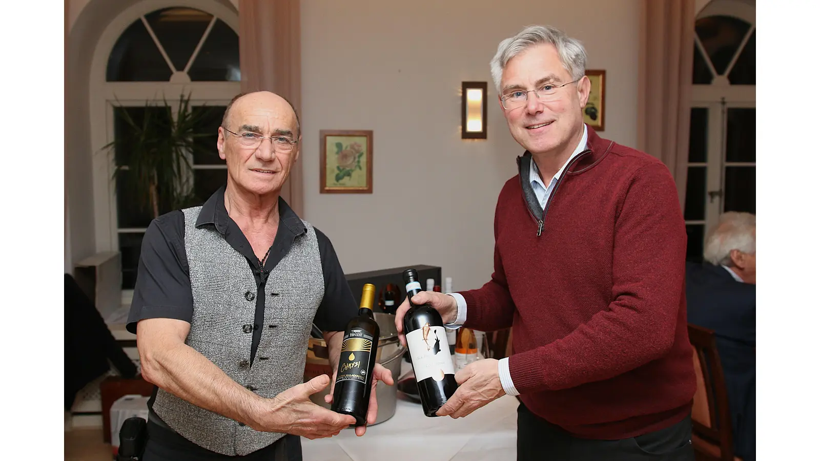 Athanasios Gidas vom Ratskeller-Team (li.) und Sommelier Peter Mundt verwöhnen die Gäste bei der Weinprobe im Rodenberger Ratskeller. (Foto: bb)