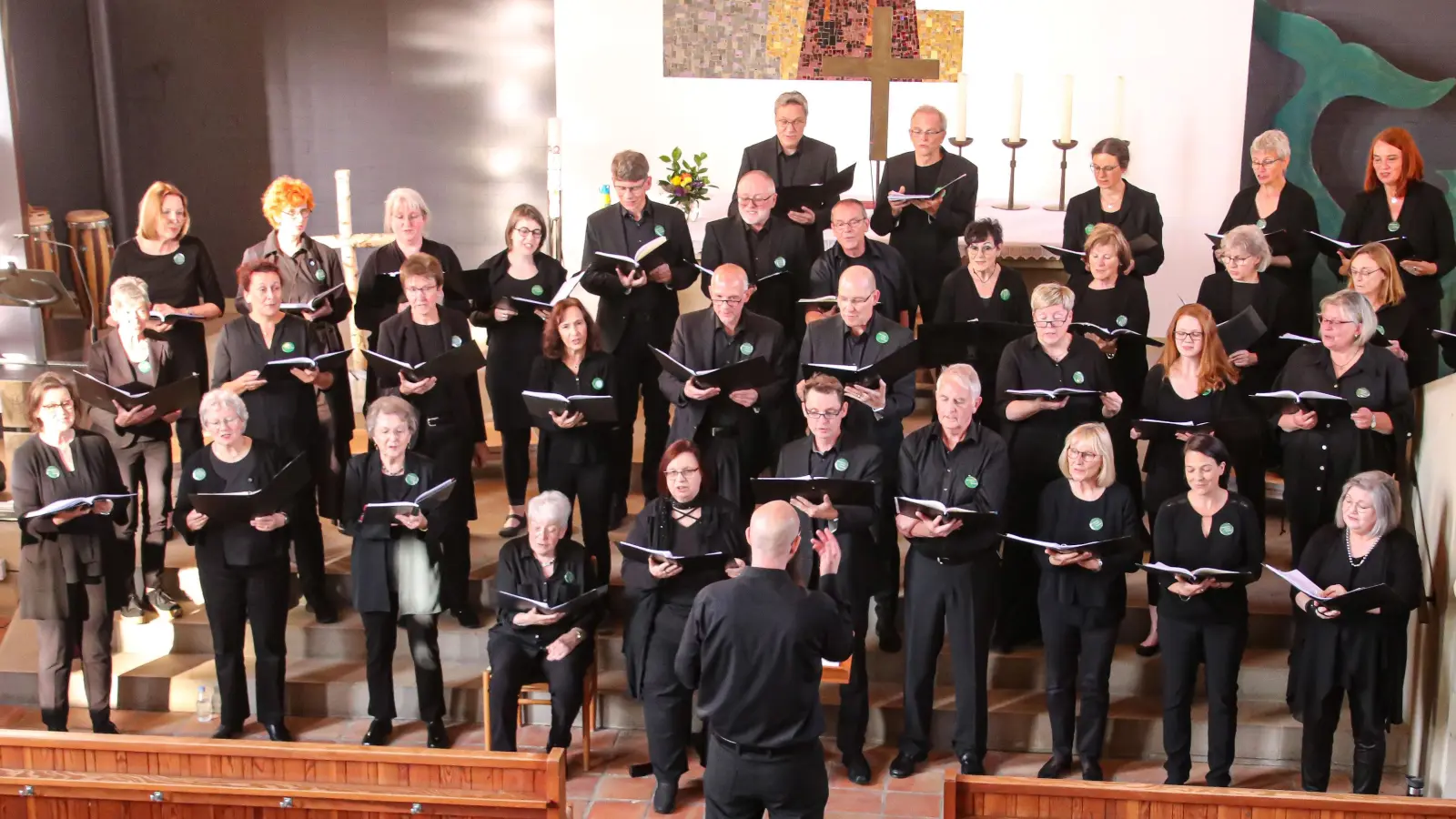 Der Kammerchor Schloß Ricklingen bei seinem Auftritt zum Jubiläumskonzert in der Kirche „Zum Heiligen Kreuz“ in Bokeloh.  (Foto: gi)