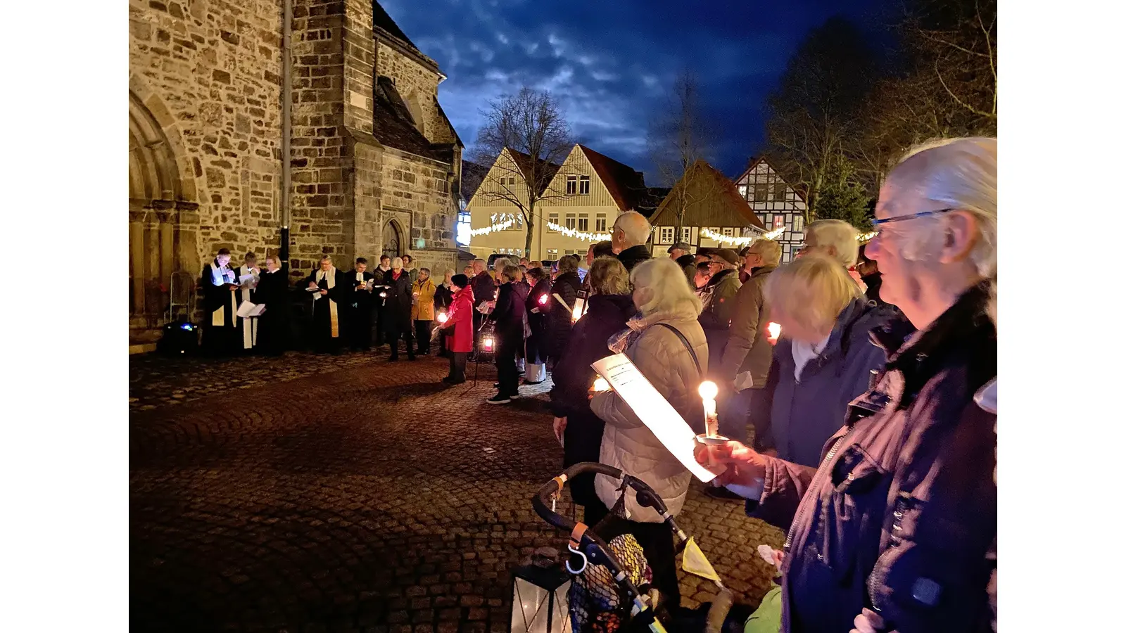 Mit Lichtern zur Prozession rund um die Kirche. Rund 100 Gläubige folgen dem Aufruf dazu. (Foto: ste)