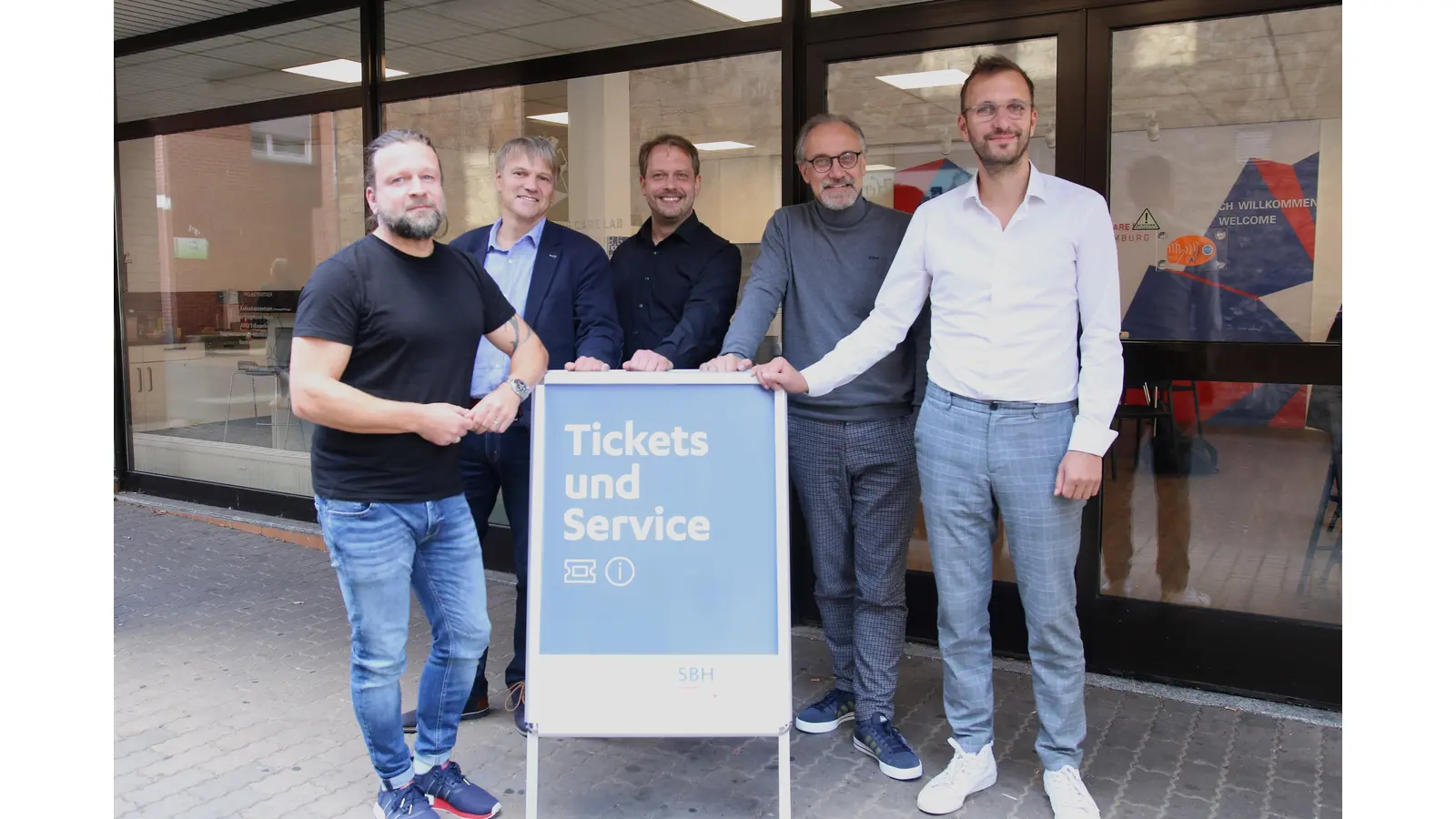 Alexander Grothe (v. li.), Oliver Theiß, Benedict Wiemuth, Lars Mausrek und Felix Dohmeier informieren über die Möglichkeiten des Bahnticketkaufs im Living-Care-Lab. (Foto: Borchers, Bastian)