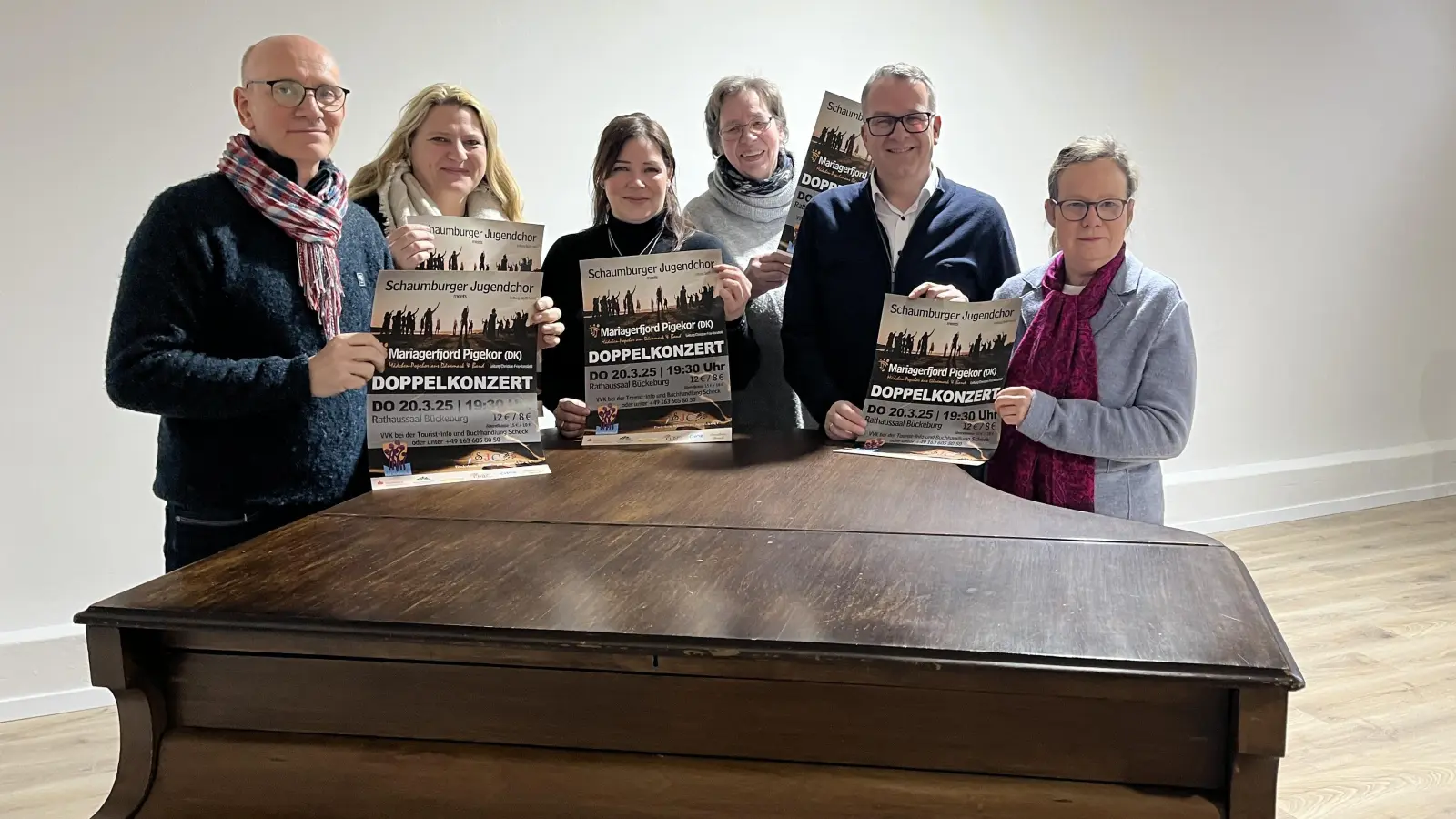 Der Schaumburger Jugendchor hat den Mariagerfjord Pigekor eingeladen. Thomas Klein, Nicole Klose, Steffi Feindt, Susanne Rust, Jörg Nietsche und Dr. Lu Seegers machen jetzt Werbung für ein Doppelkonzert der Chöre in Bückeburg.  (Foto: nd)