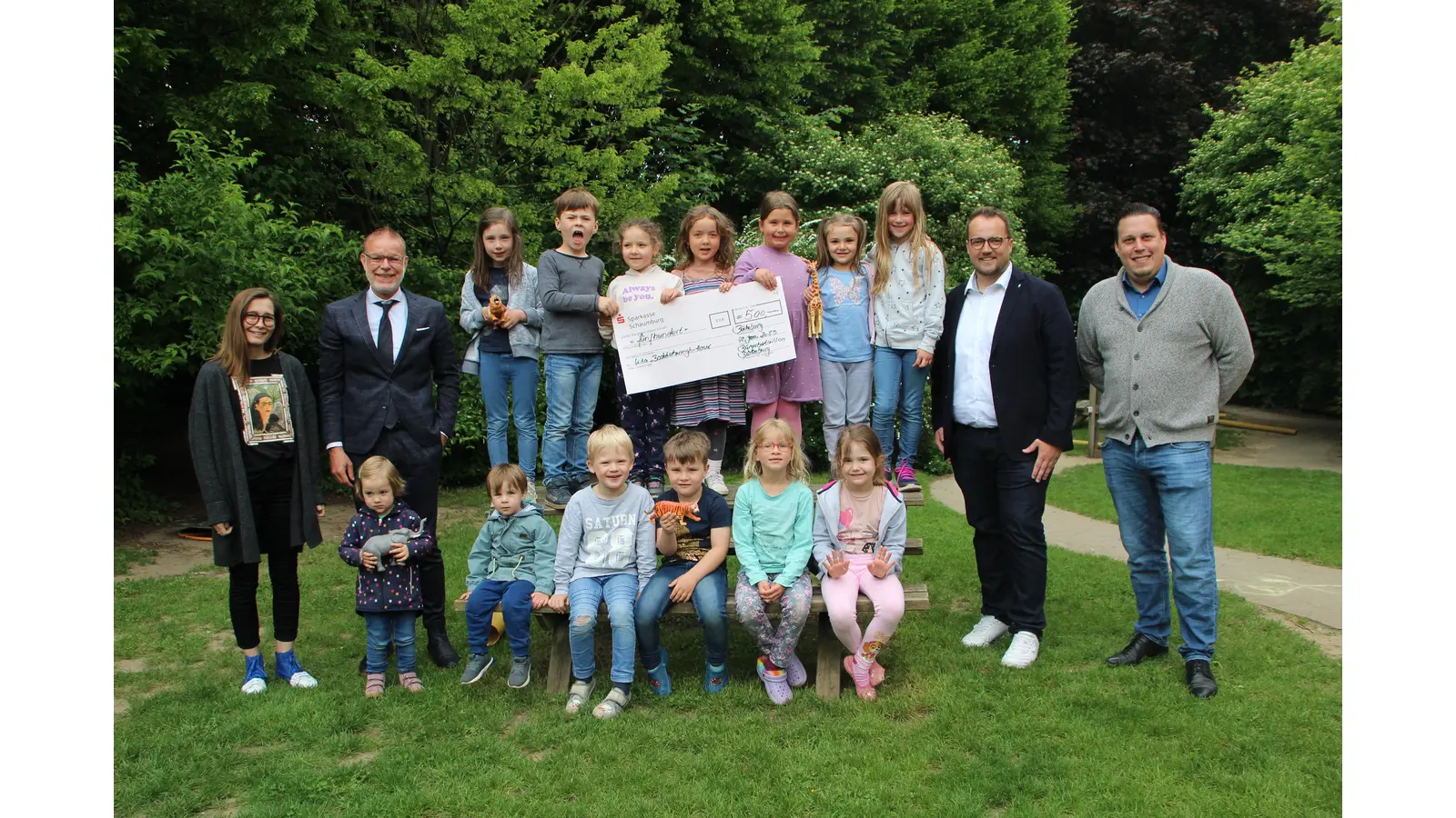 Ein freudiger Tag für die Kinder des Bodelschwingh-Kindergartens und stellvertretender Leiterin Olga Lehmann (li): Martin Brandt (2.v.li.) sowie Michael Frieg (v.re.) und Tobias Resse bringen einen großen Spendenscheck über 500 Euro vorbei. (Foto: nh)