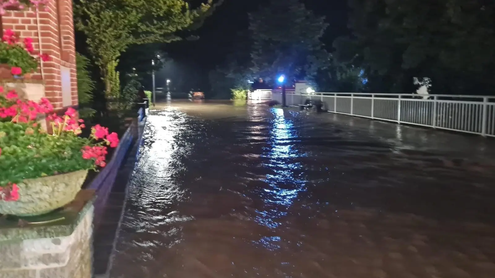 Beim Starkregen am vergangenen Wochenende führt das folgende Hochwasser zu Überschwemmungen in Lyhren. (Foto: privat)