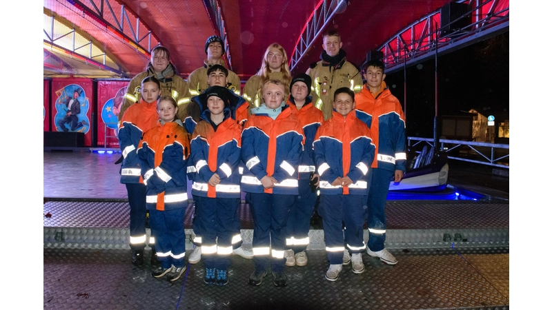 Die Jugendfeuerwehr Wiedensahl nimmt einen ersten Kontrollgang über den Martinimarkt vor. (Foto: Jedamzik)