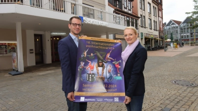 Vor dem Stadttheater: Tobias und Christina Rademacher. (Foto: tau)