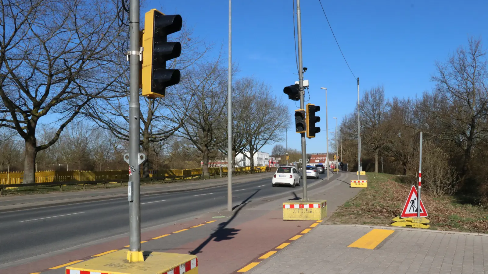 Vier Ampeln regeln den Verkehr während der Bauarbeiten zwischen Marienstraße und Westauebrücke.  (Foto: gi)