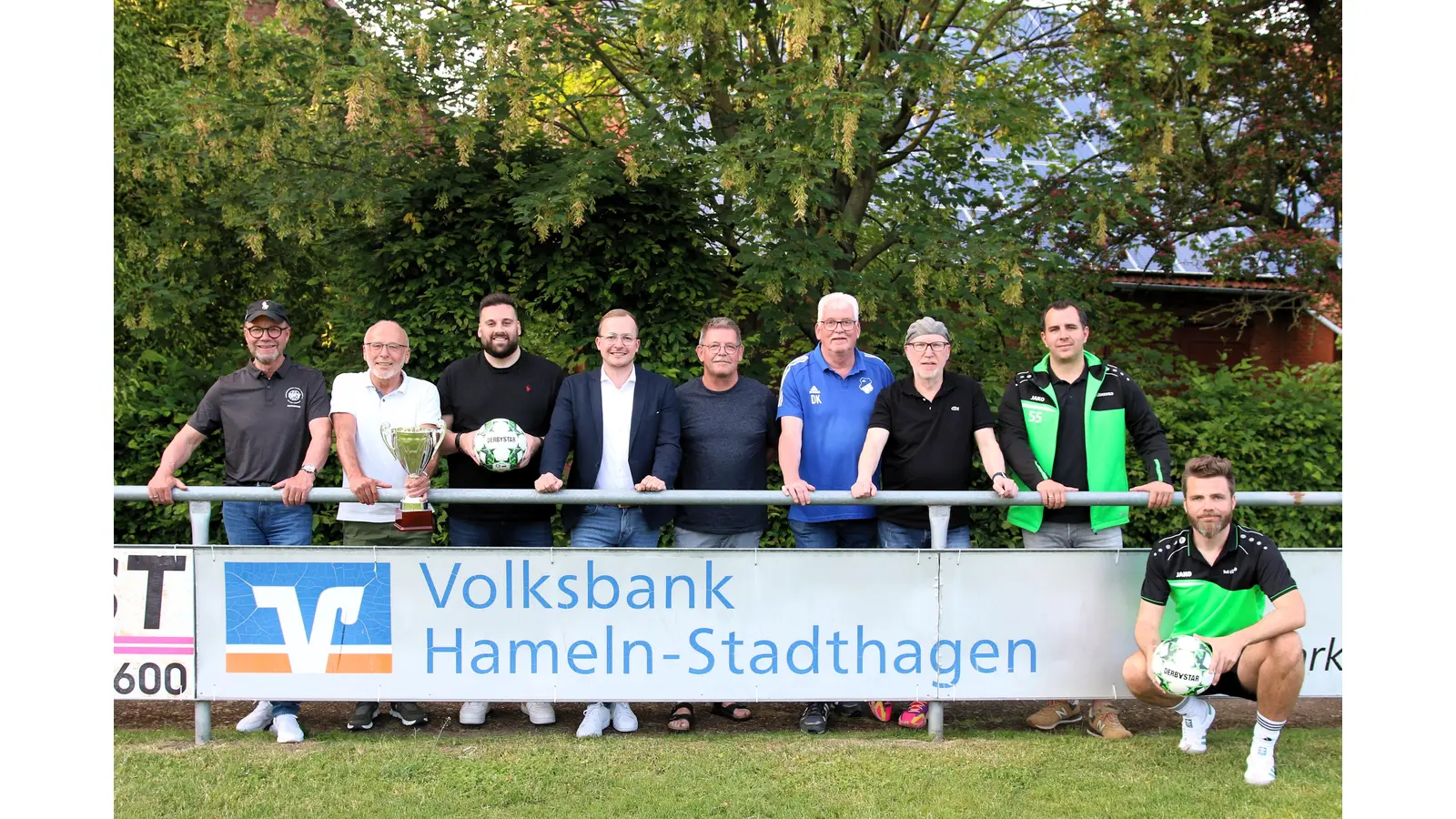 Die Vertreter der Vereine, des Ausrichters TuS Lüdersfeld und des Sponsors Volksbank Hameln-Stadthagen blicken mit Spannung auf das Volksbank-Masters voraus, dessen Vorrunden-Spielpaarungen nun feststehen.  (Foto: Borchers, Bastian)