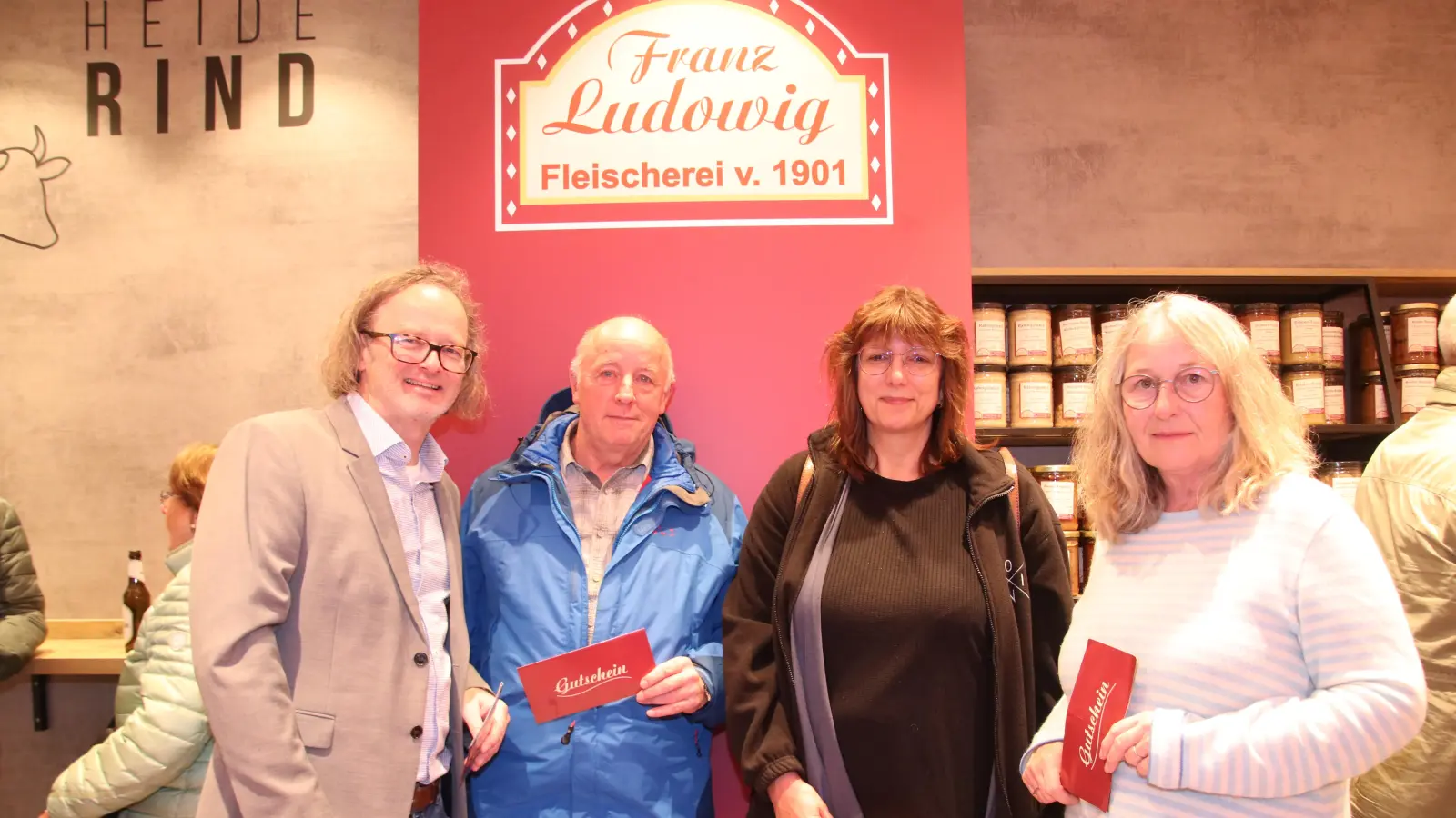 Frank Ludowig (li.) mit einigen Preisträgern des Gewinnspiels. (Foto: gi)