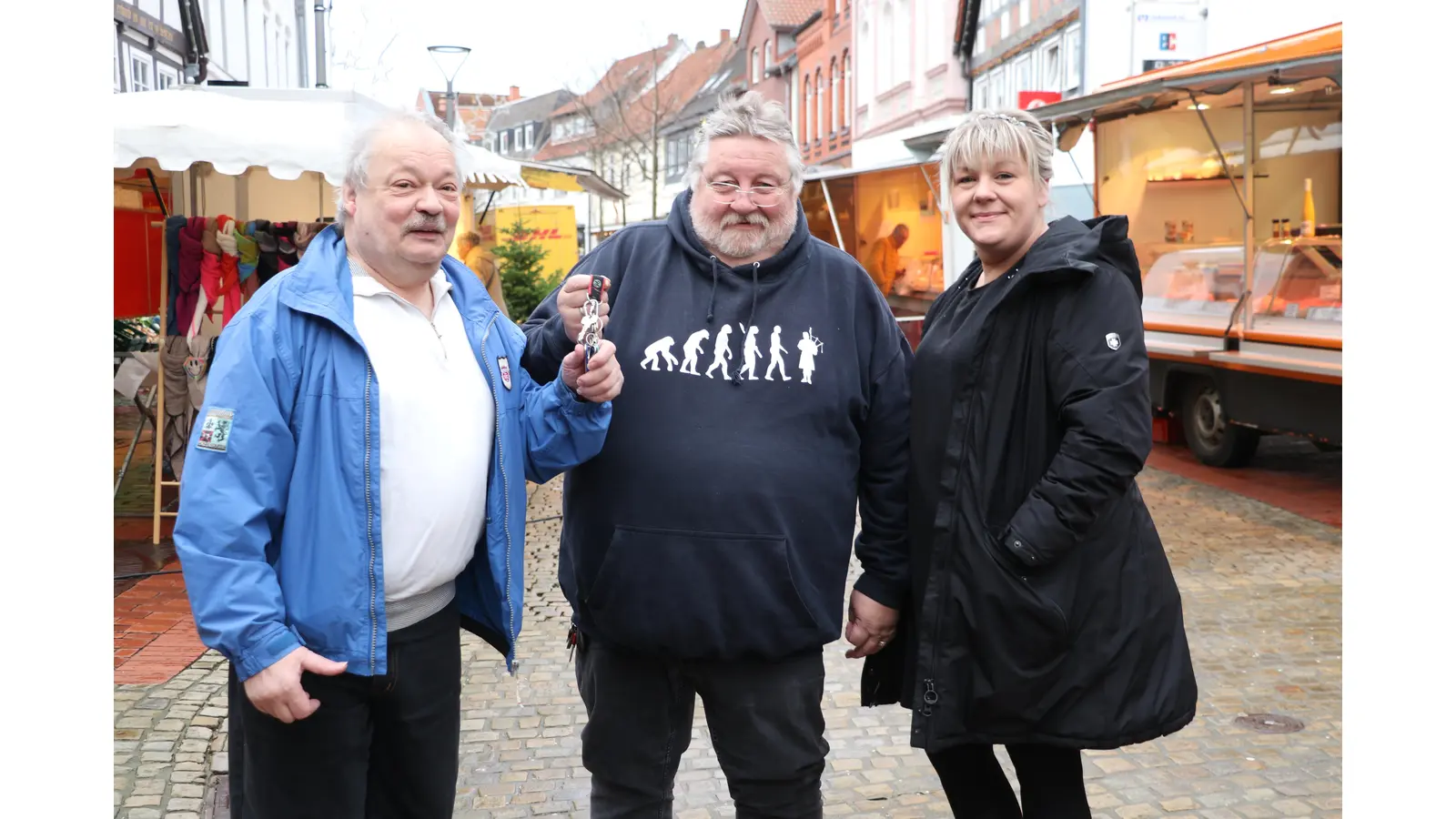 Bei der Schlüsselübergabe (v.li.): Hans-Jürgen Wirtz sowie Uwe und Lea Schreiner. (Foto: gi)