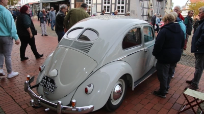 Hingucker: Ein „Brezel“ VW-Käfer.  (Foto: gi)