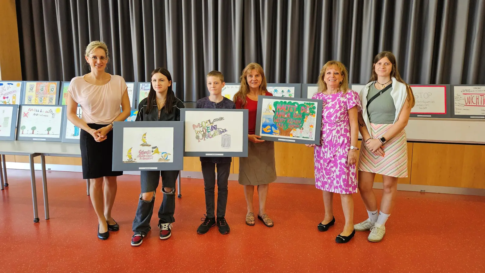 Bei der Preisverleihung (v.li.): Kathrin Tietz vom Bauverein, Lea, Justin, Kunstlehrerin Birgit Keller, Schulleiterin Helga Radtke und Alida Blaschke (ebenfalls Bauverein). Die dritte Gewinnerin Esila war nicht anwesend. (Foto: privat)