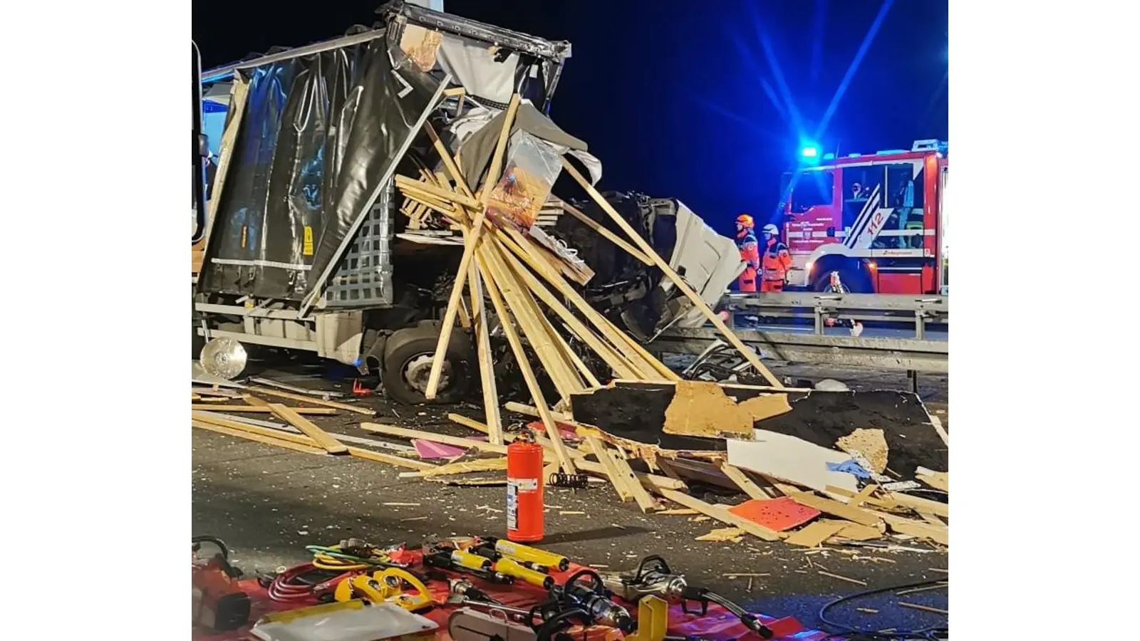 Ein Unfallfoto von dem schwer beschädigten Lkw auf der A2. (Foto: Feuerwehr)