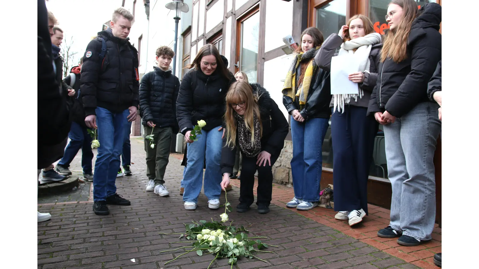 Schüler von der IGS legen Blumen an den Stolpersteinen von Clara und Pauline Asch nieder. (Foto: bb)