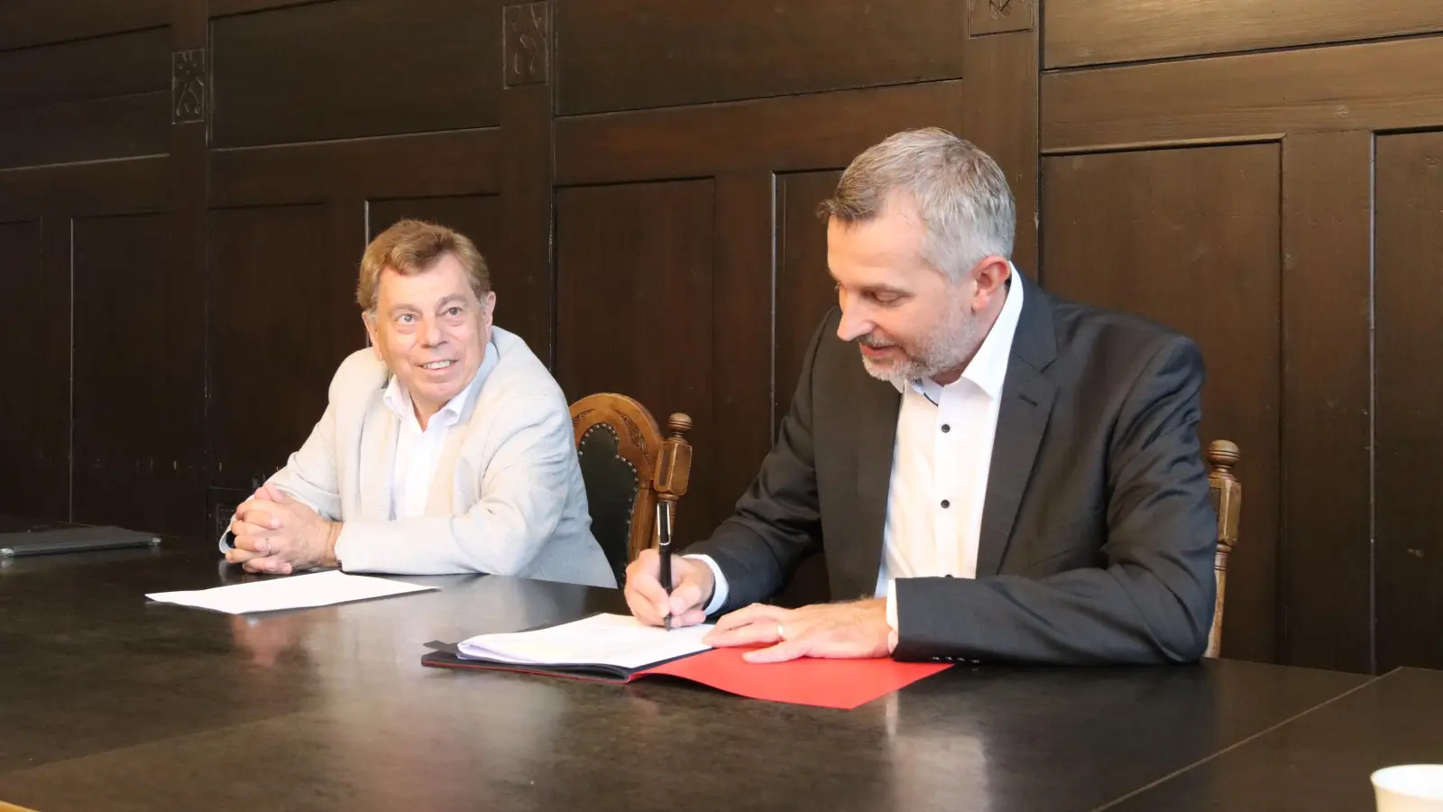 Damals noch zuversichtlich: Der ehemalige Bürgermeister Rolf-Axel Eberhardt und Jörn Tunat vom Bahnhofsmanagement Hannover bei der Unterzeichnung des Gestattungsvertrages. (Foto: tau)