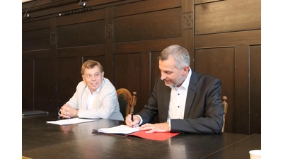 Damals noch zuversichtlich: Der ehemalige Bürgermeister Rolf-Axel Eberhardt und Jörn Tunat vom Bahnhofsmanagement Hannover bei der Unterzeichnung des Gestattungsvertrages.