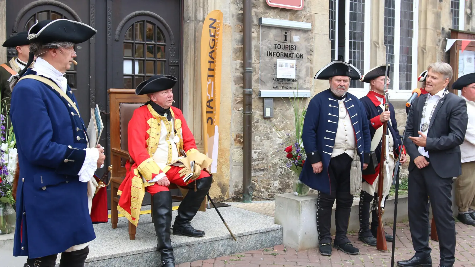 Graf Wilhelm (Joachim Sölter) sucht den Austausch mit Bürgermeister Oliver Theiß. (Foto: bb)