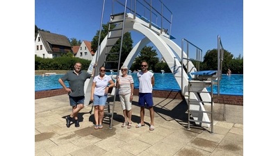 Der Vorstand mit Christoph Bebermeier als Vorsitzender (v.l.), Jennifer Brakemeier als Schriftführerin, Angelika Krause als Beisitzerin und Schwimmmeister Dirk Herrmann freuen sich auf viele Badegäste.
 (Foto: ste)