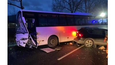 Verkehrsunfall mit einem Bus und einem PKW. (Foto: privat)