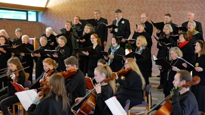 In der Corvinuskirche: Der Kammerchor Schloß Ricklingen und das Ensemble „Camerata Capriccio“. (Foto: privat)