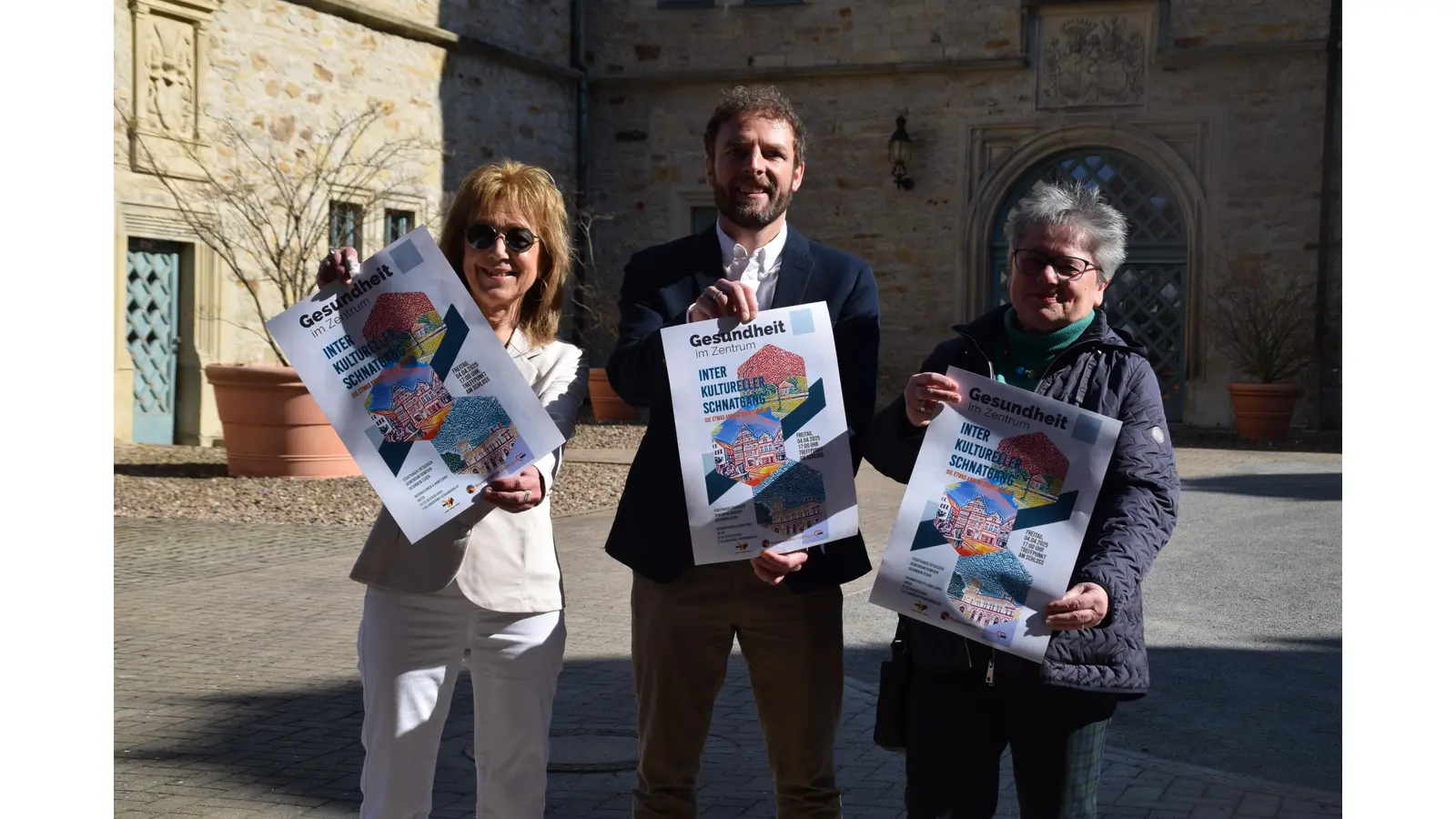 Hier startet die Stadtführung. V.l.n.r.: Heidemarie Hanauske (AWO), Dennis Busche (BKK24), Ulrike Hasemann (Stadtführer/innen) im Innenhof des Stadthäger Schlosses. (Foto: ab)