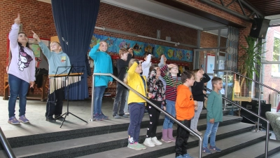 Der Schulchor trat erstmalig zum Abschluss der Projektwoche auf.  (Foto: gi)