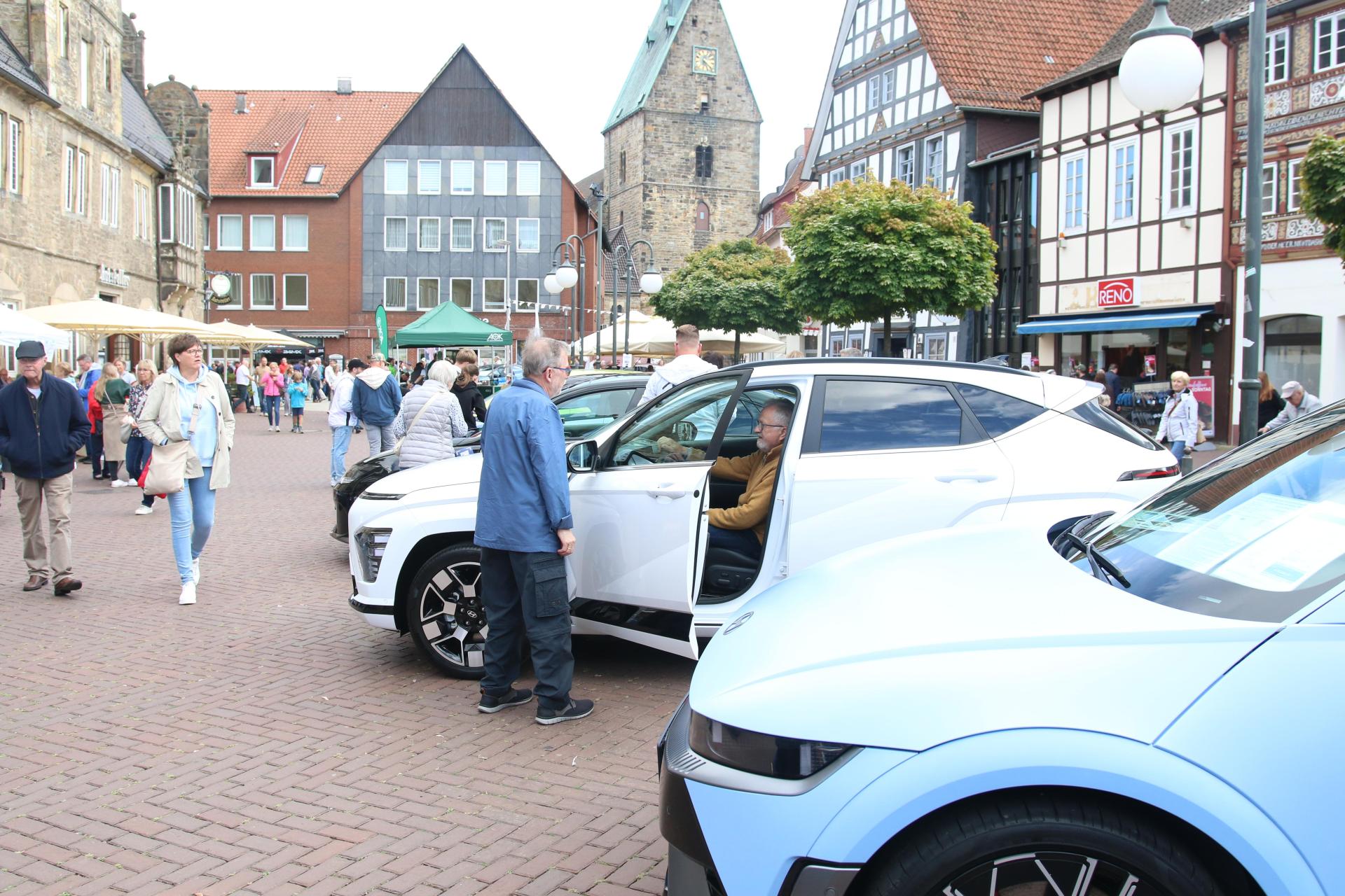 Zahlreiche Besucherinnen und Besucher schauten sich bei der Autoschau um. (Foto: bb)