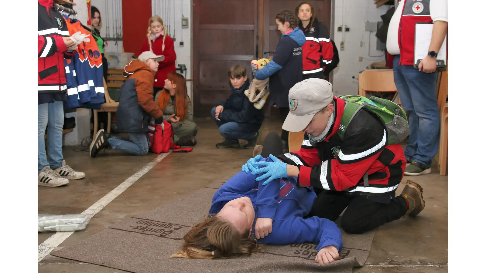 Darsteller spielen die Verletzten, die Jugendrotkreuzler müssen ihnen im Zusammenspiel als Team Hilfe leisten. (Foto: Borchers, Bastian)