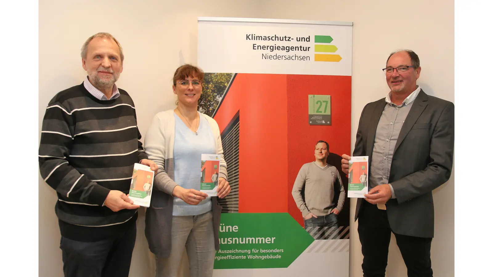 Horst Roch (li.) und Karina Gröger von der Energieagentur Schaumburg sowie Frank Wohlgemuth von Westfalen Weser rufen zur Teilnahme am Wettbewerb „Grüne Hausnummer“ im Landkreis Schaumburg auf.  (Foto: Borchers, Bastian)