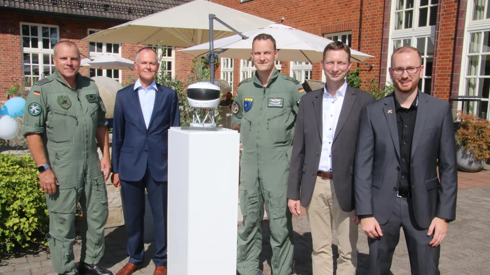 Neben dem Modell (v.li.): Oberst Torsten Fette, Matthias Fink (Airbus), Daniel Frischmann, Jens Wilkening und Thore von Scheffer (beide GFD).  (Foto: gi)