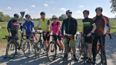 Radtraining in der wunderschönen Steinhuder Meer Region (v.li.): Rouven Krause, Klaus Becker, Simon Hauck, Christiane Wortmann, Christoph Bruns, Maik Neumann und Frank Halbig. (Foto: privat)