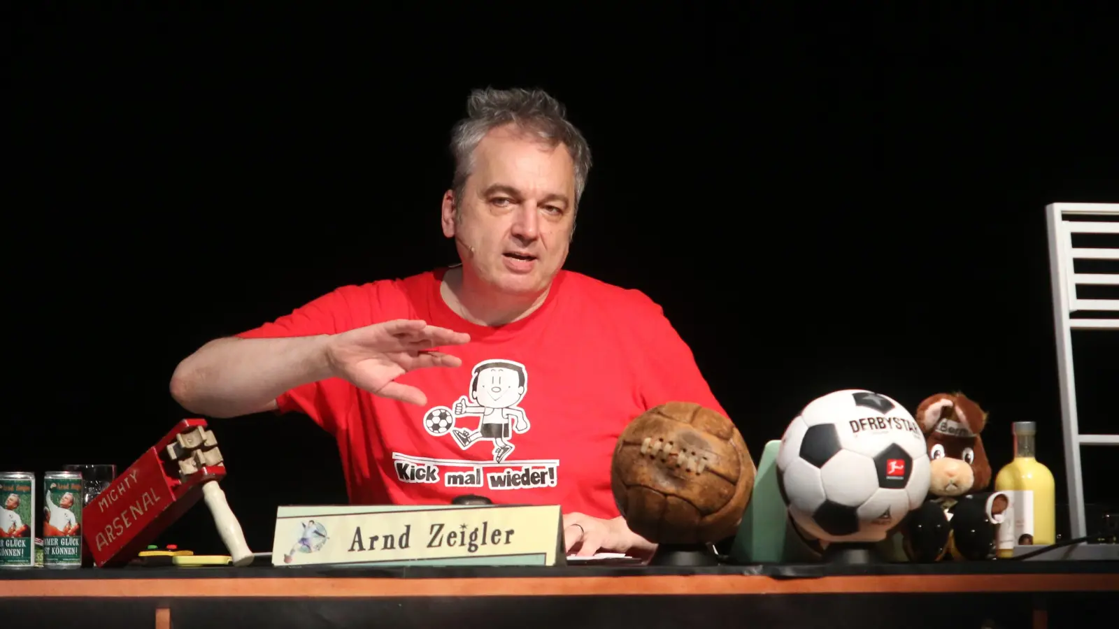Arnd Zeigler begeistert sein Publikum mit seinem Blick für die Wunderlichkeiten des Fußballs. (Foto: bb)