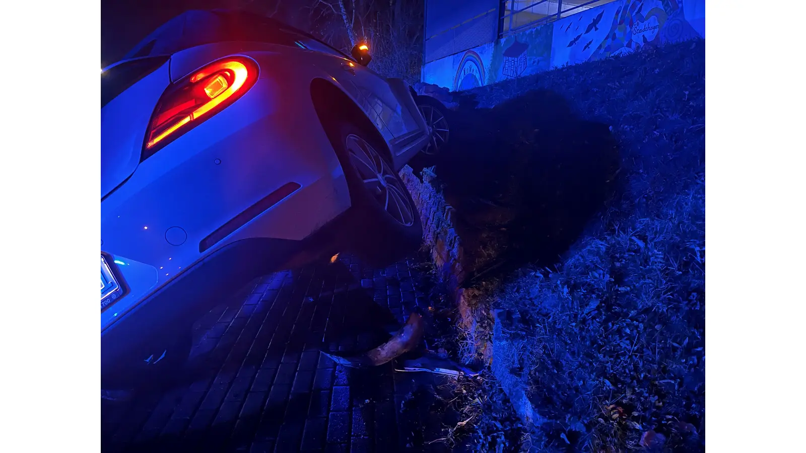 Das Auto hängt mit einem Rad in der Luft. (Foto: Feuerwehr Stadthagen)