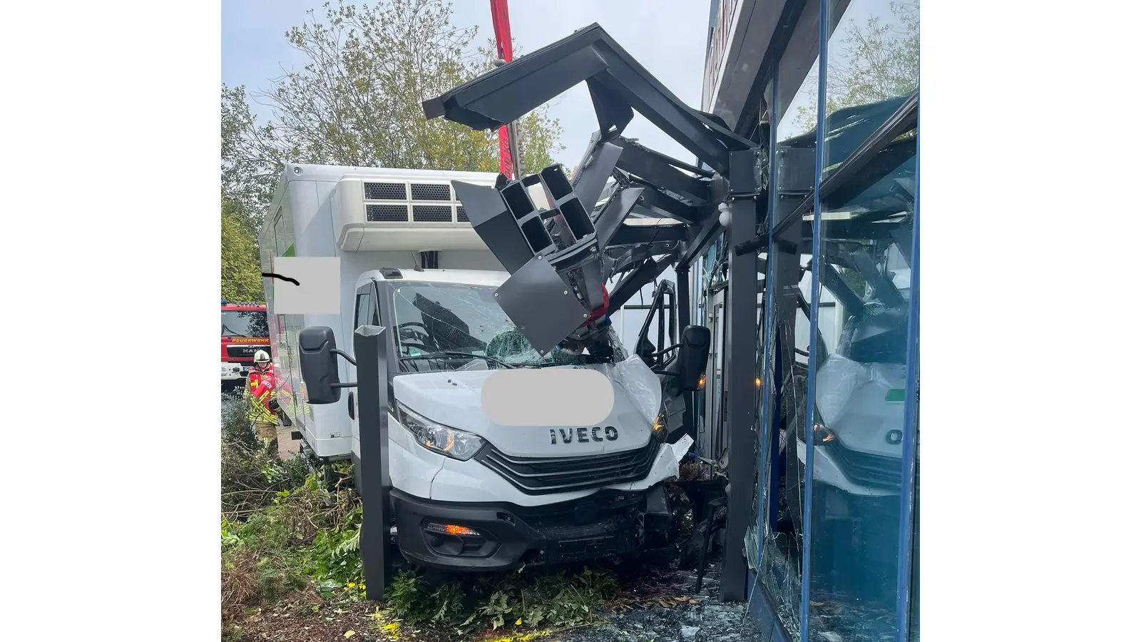 Schwer beschädigt wurden bei dem Unfall sowohl der Iveco als auch das Gebäude. (Foto: Feuerwehr)