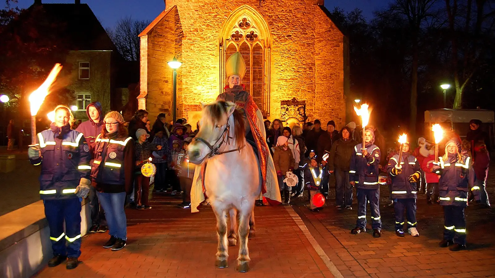 Jedes Jahr ein besonderes Highlight für die Kinder am Martinstag, der Umzug durch die Stadt, angeführt von Ross und Reiter und begleitet vom THW mit Fackeln.  (Foto: ste)