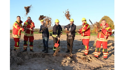 Die stellvertretenden Gemeindebrandmeister Patrick Reinecke (v. li.) und Tobias Komossa, Samtgemeindebürgermeister Thomas Wolf, Andreas Haym (Ortsbrandmeister Schmarrie), der Hülseder Bürgermeister Tobias Steinmeyer, Heiko Pfumfel (Ortsbrandmeister Hülsede) und Bastian Schulz (Stellvertretender Ortsbrandmeister Hülsede) beim symbolischen Spatenstich für das neue Gerätehaus in Hülsede, in dem die Wehren aus Hülsede/Meinsen und Schmarrie unterkommen werden.  (Foto: Borchers, Bastian)