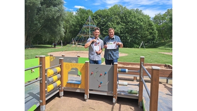 Vorsitzender Dennis Krößmann (links) und rechts Dieter Helle (stellv. Schriftführer) auf dem Spielplatz am Burgwall in Rodenberg, mit einem der Inklusionsspielgeräte. (Foto: Behindertenbeirat)