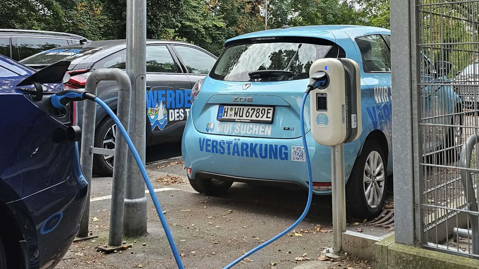 Parken und aufladen: Stellplätze für Elektrofahrzeuge. (Foto: tau)