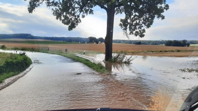 Der Starkregen am Freitag führt zu Straßenüberflutungen in verschiedenen Gegenden Schaumburgs. (Foto: privat)