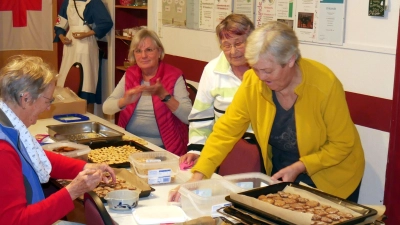 Regina Seifert, Doris Angerstein, Ingrid Kowalski und Helga Wedemann beim Verpacken der Kekse für den DRK-Stand auf Weihnachtsmarkt. (Foto: gk)