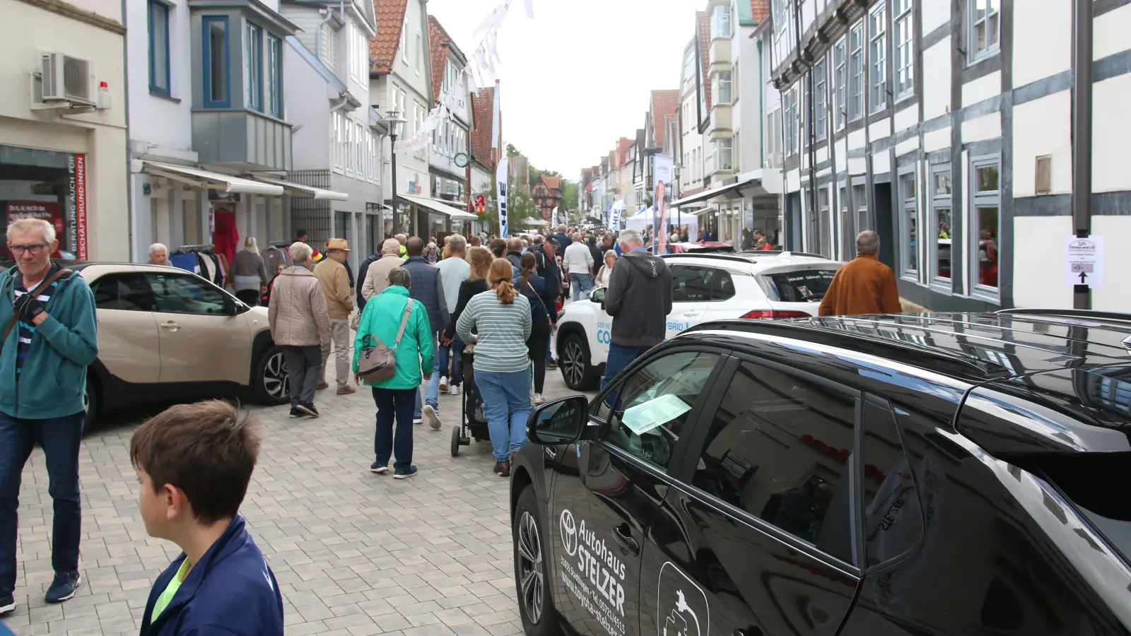 Zahlreiche Besucherinnen und Besucher schauten sich bei der Autoschau um. (Foto: bb)