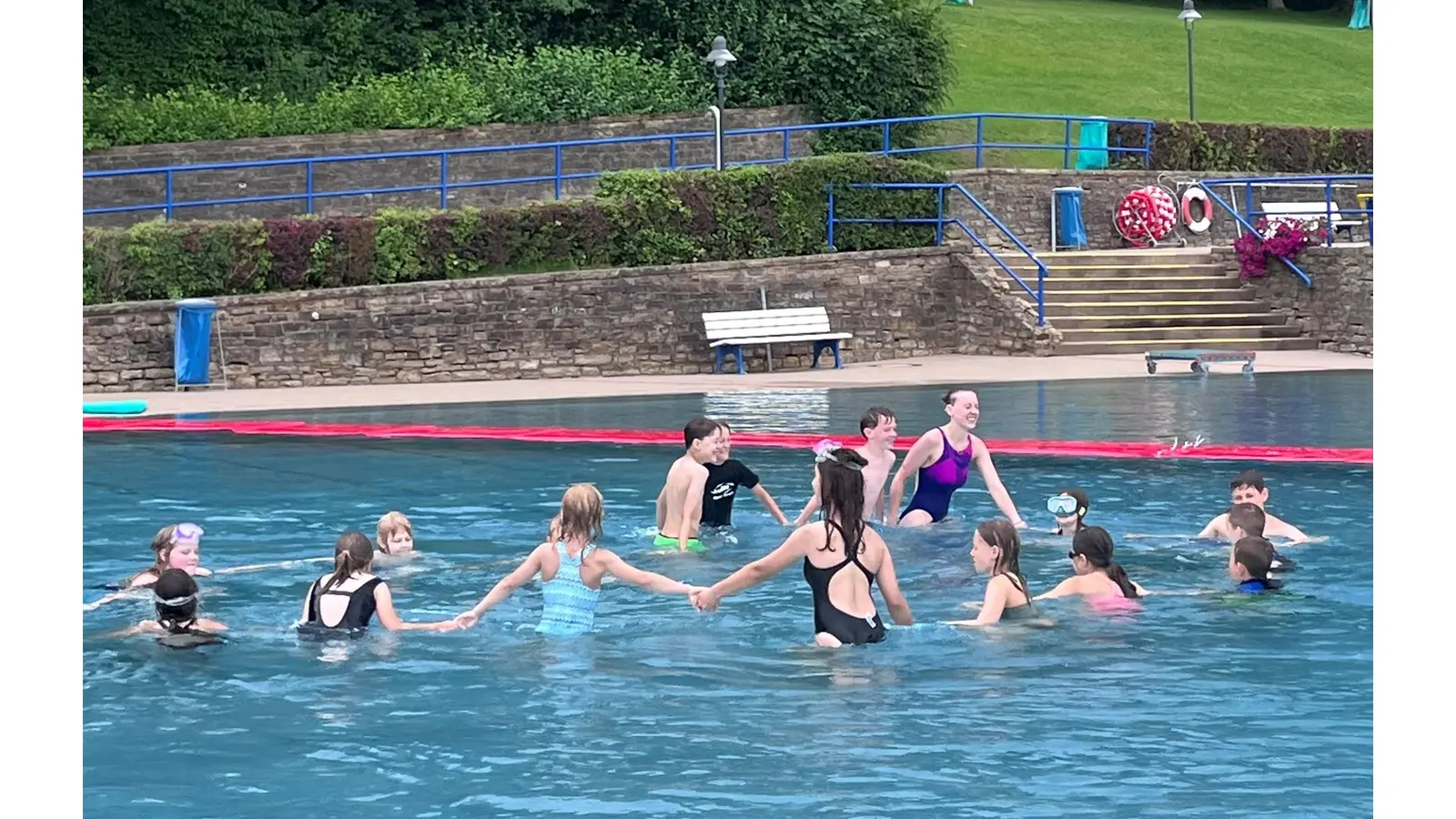 Trotz eher durchwachsenem Wetter hatten die Kids viel Spaß im Bergbad. (Foto: privat)