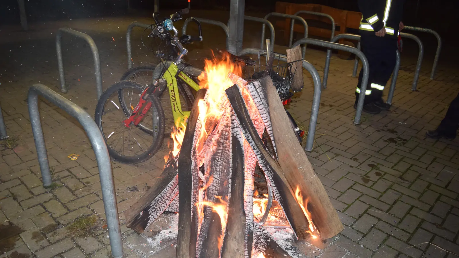 Brennendes Holz neben den Fahrradständern am Bahnhof. (Foto: privat)