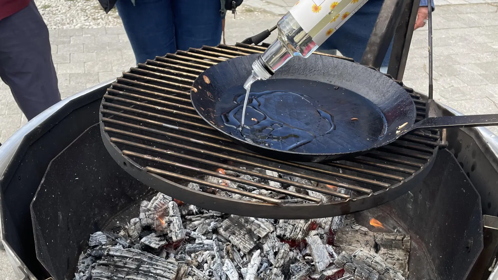 Nebenbei: Beim Herstellen von Pflanzkohle kann die Verbrennungsenergie zum Backen von Pfannkuchen genutzt werden. (Foto: privat)